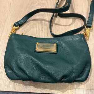 Marc by Marc Jacobs Elegant Dark Green Leather Crossbody Bag with Gold Accents